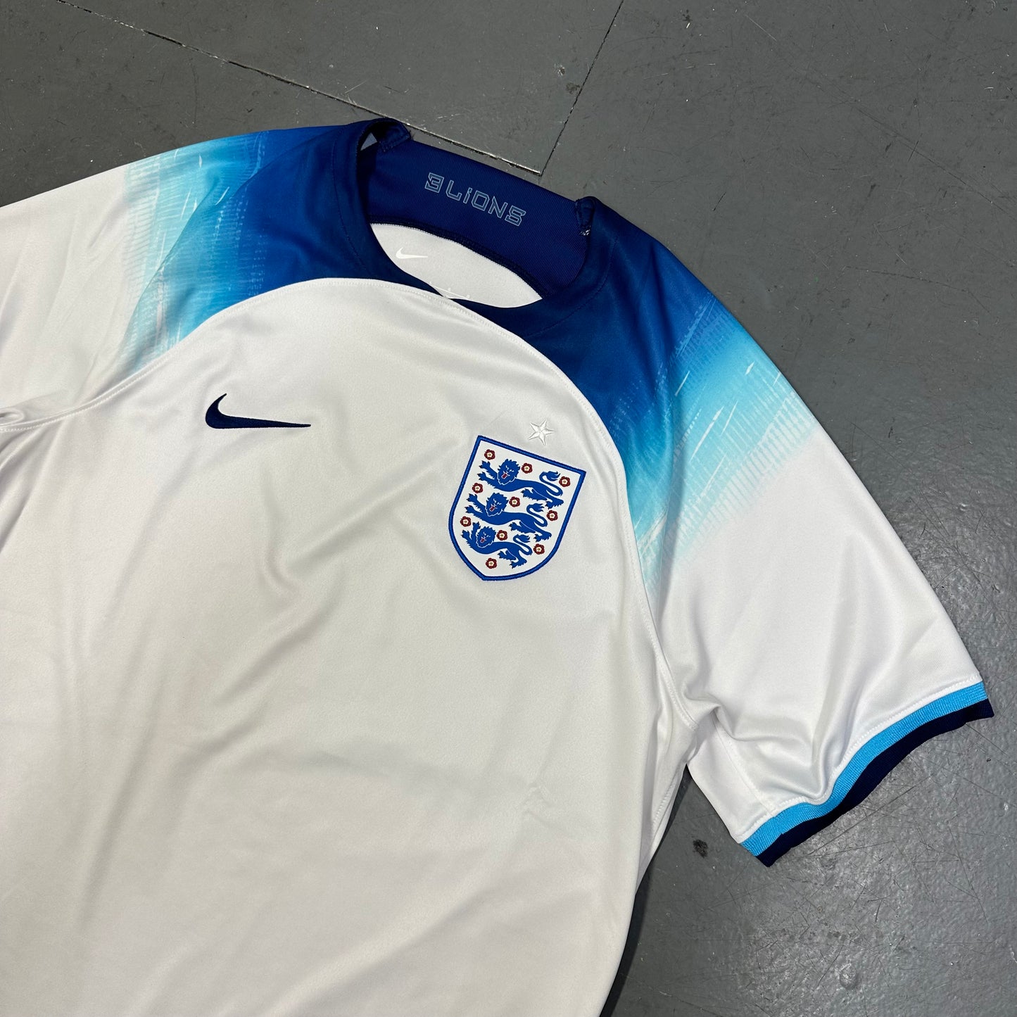 Nike England 2022/23 Shirt In White & Blue ( L )